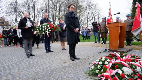 Uroczyste złożenie kwiatów pod pomnikiem podczas obchodów 83. rocznicy Zbrodni Katyńskiej - Zastępca Wójta Gminy Pruszcz Gdański Andrzej Chmielewski